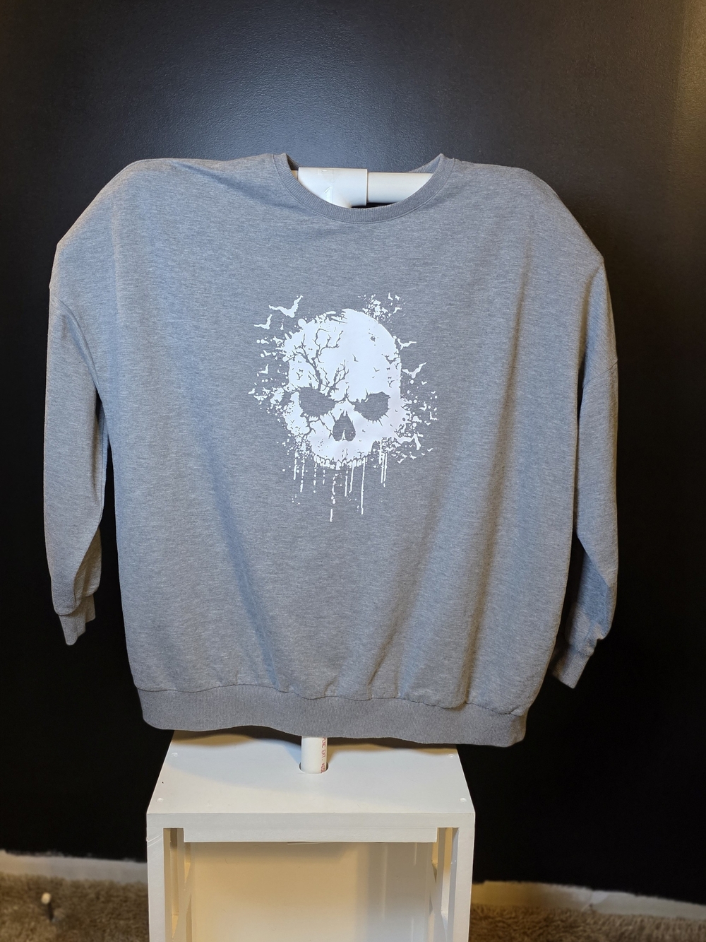zeagoo Gray Crewneck Sweatshirt with White Skull Graphic